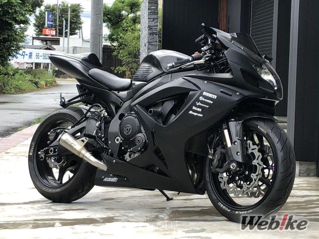 Carrosserie noire unifiée avec mono-œil : GSX-R750 Custom