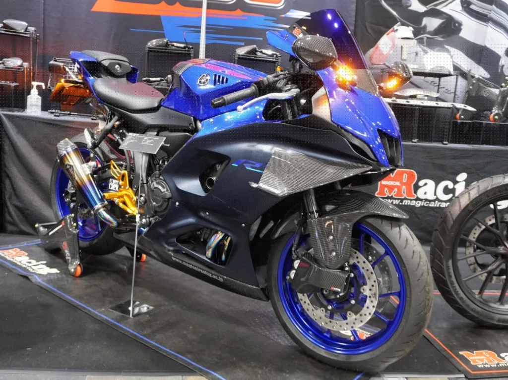 Des ailes pour faire ressembler la YZF-R7 à une YZR-M1 ! De nouveaux rétroviseurs à LED sont également en vente !