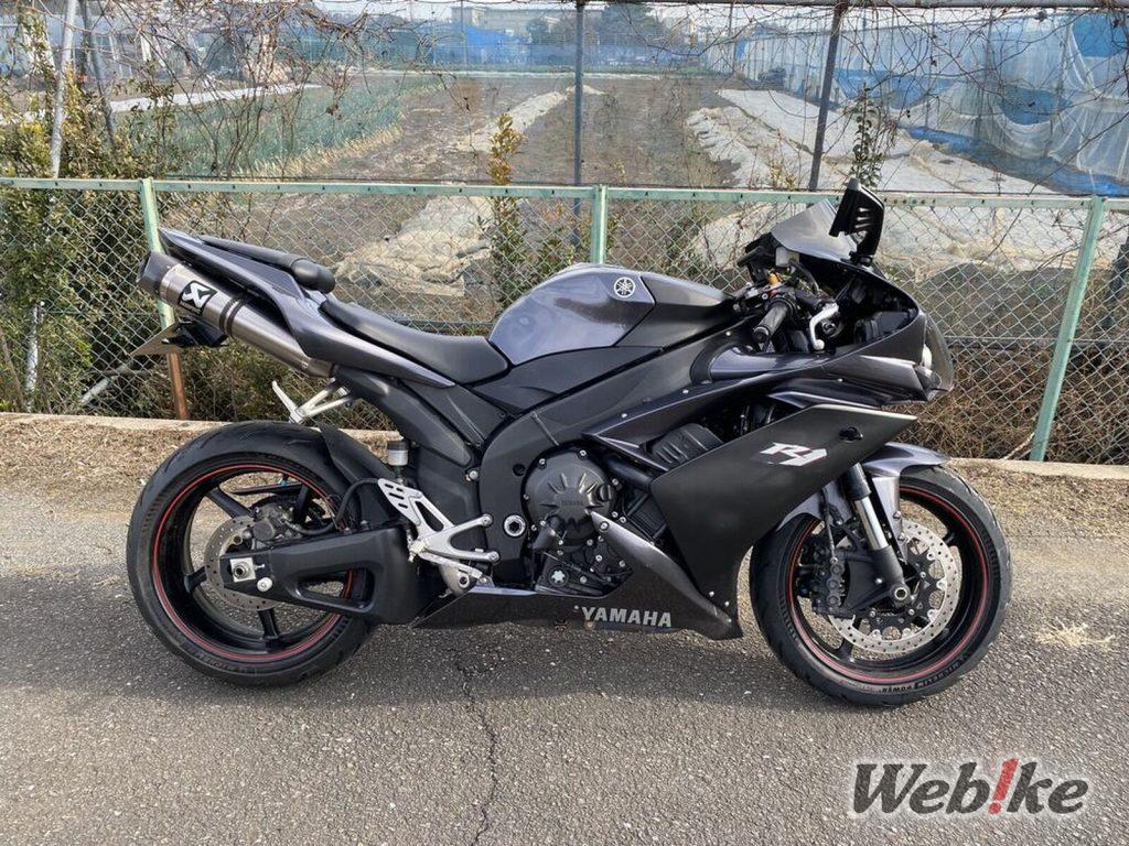 Le charme disparaissant des doubles échappements centrés : YAMAHA YZF-R1 Custom