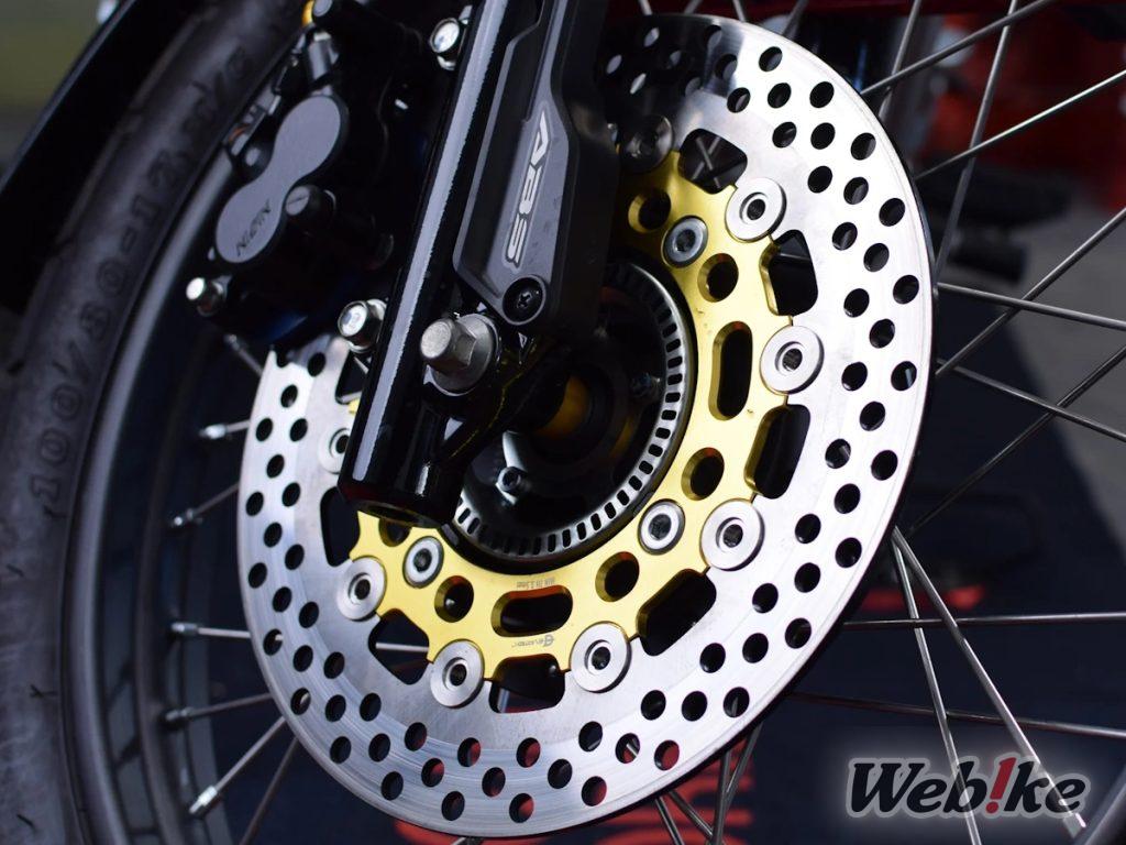 Vous n’êtes pas satisfait des performances de freinage de votre CT125 Hunter Cub ? La solution n’est pas le remplacement des plaquettes ou des étriers, mais un disque de plus grand diamètre (grand rotor) !