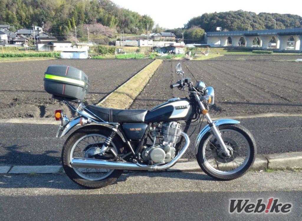 Une croisière confortable : YAMAHA SR500 Custom