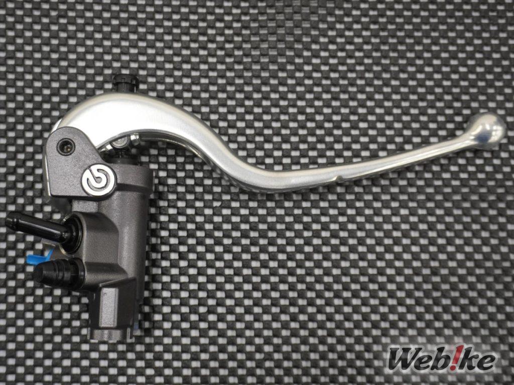 Maîtres-cylindres radiaux YAMAHA Brembo d’origine avec pistons alignés verticalement pour une sensation linéaire !