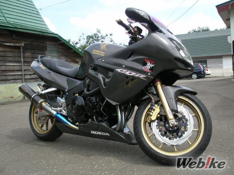 La transformation en carbone de la Blackbird : HONDA CBR1100XX SUPERBLACKBIRD Custom