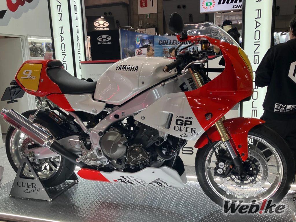 Le nouvel échappement SESMIC-IV 3-1 d’OVER Racing en démonstration ! La XSR900 GP customisée dans le style des années 80 fait également tourner les têtes [Tokyo Motorcycle Show 2025].