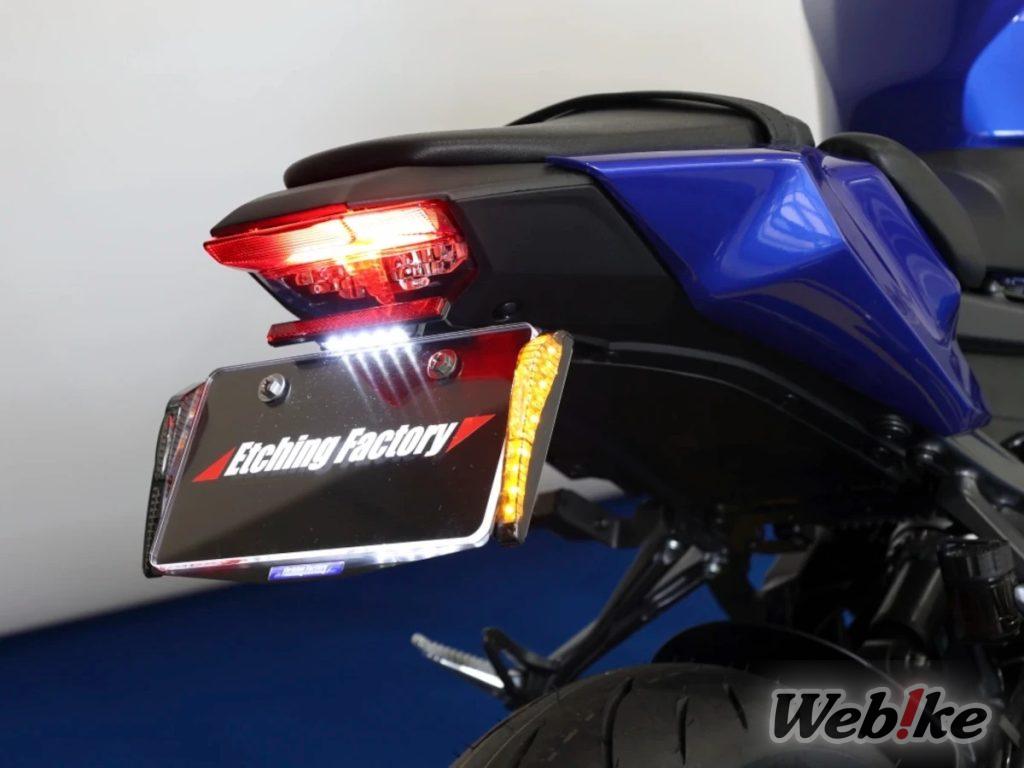 Gravure des pièces d’usine à l’avant et à l’arrière ! Assortissez votre Radiator Core Guard avec un kit LED Fender Eliminator utilisant la même technologie de traitement de l’acier inoxydable fin !